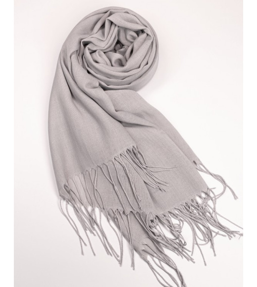 Серый однотонный шарф-палантин с бахромой