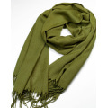 Оливковий однотонний шарф-палантин з бахромою