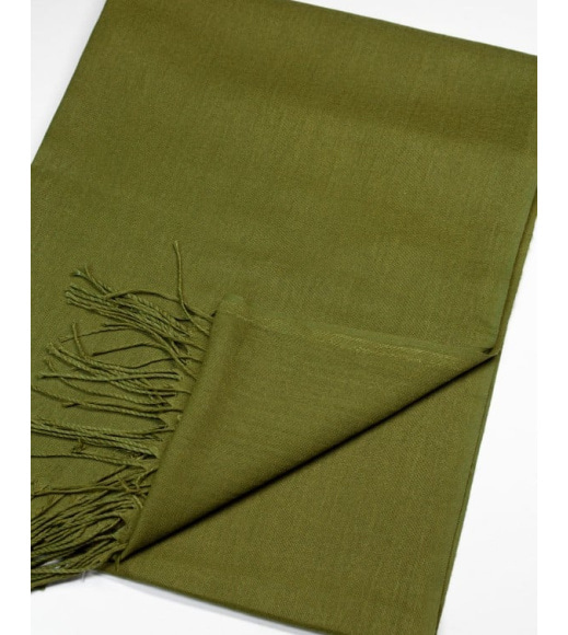 Оливковий однотонний шарф-палантин з бахромою
