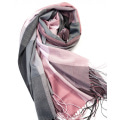 Серо-розовый тонкий клетчатый шарф-палантин