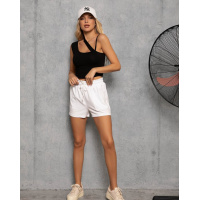 Белые трикотажные шорты с накладными карманами