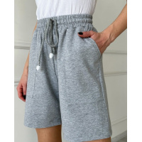 Светло-серые трикотажные шорты на резинке