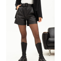 Черные шорты из эко-кожи с поясом