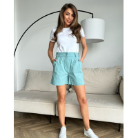 Оливковые шорты с защипами