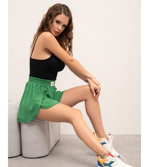 Зеленые трикотажные юбка-шорты