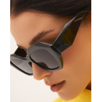 Черные солнцезащитные очки с крупной оправой