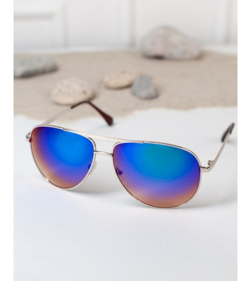 Зеркальные солнцезащитные очки модели авиатор