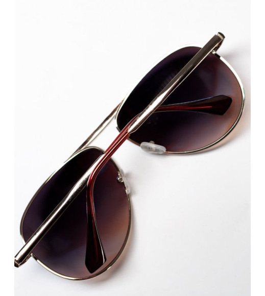 Зеркальные солнцезащитные очки модели авиатор