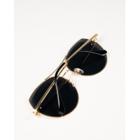 Черные солнцезащитные очки с золотой оправой