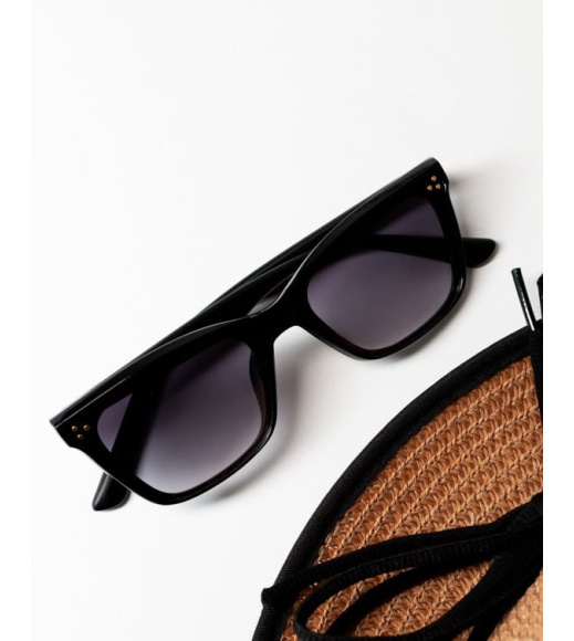 Черные солнцезащитные очки с квадратной оправой