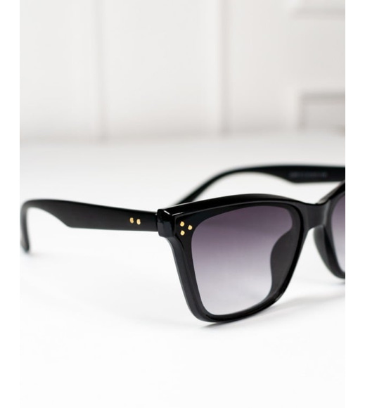Чорні сонцезахисні окуляри з квадратною оправою