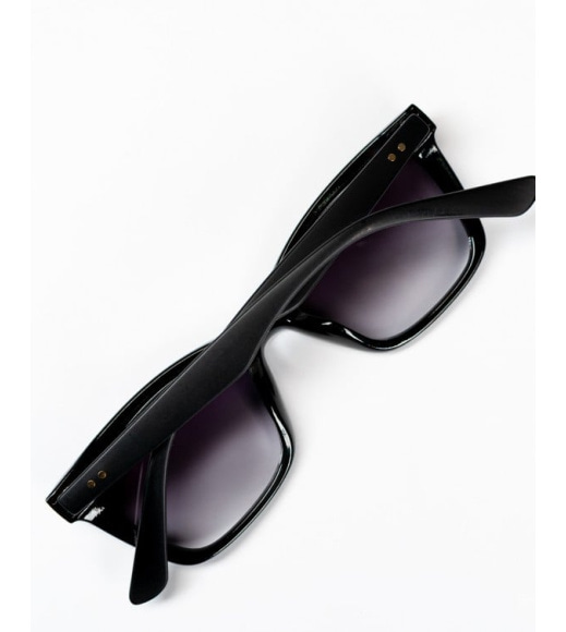 Черные солнцезащитные очки с квадратной оправой