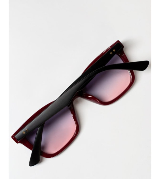 Бордовые солнцезащитные очки с квадратной оправой