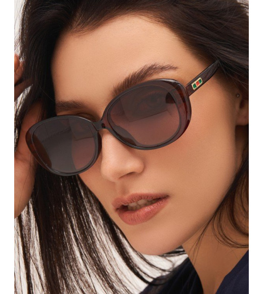 Сонцезахисні окуляри з коричневою округлою оправою