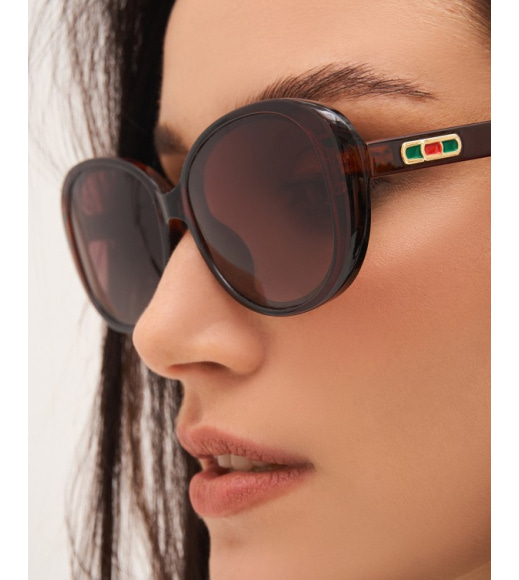 Солнцезащитные очки с коричневой округлой оправой