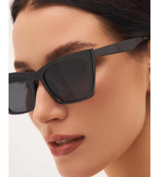 Солнцезащитные очки с черной вытянутой оправой