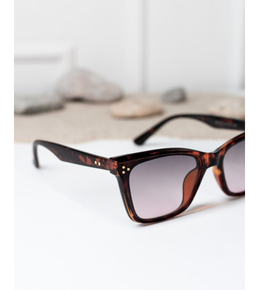 Леопардові сонцезахисні окуляри з квадратною оправою