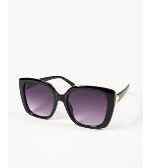 Черные солнцезащитные очки в ретро стиле