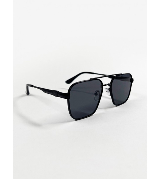 Черные солнцезащитные очки авиаторы