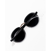 Солнцезащитные очки темно-серого цвета