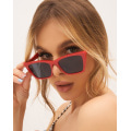 Солнцезащитные очки с красной вытянутой оправой