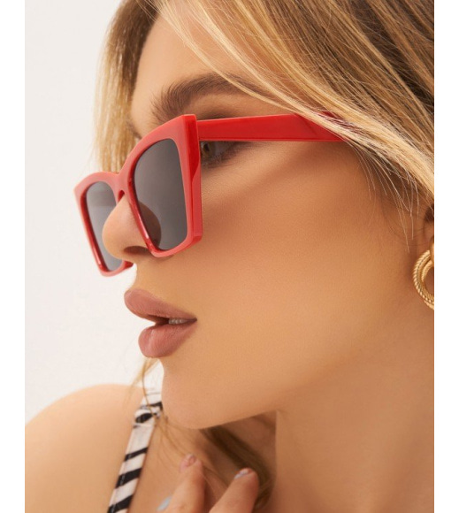 Сонцезахисні окуляри з червоною витягнутою оправою