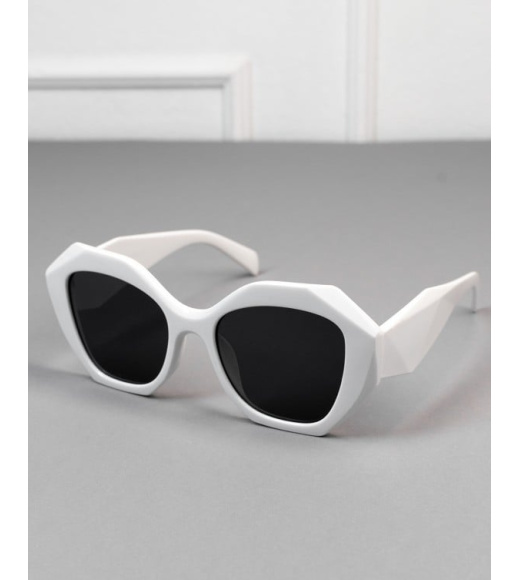 Белые очки с геометрической крупной оправой