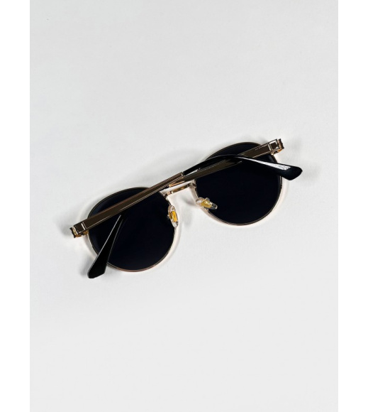 Черные солнцезащитные очки с золотой оправой