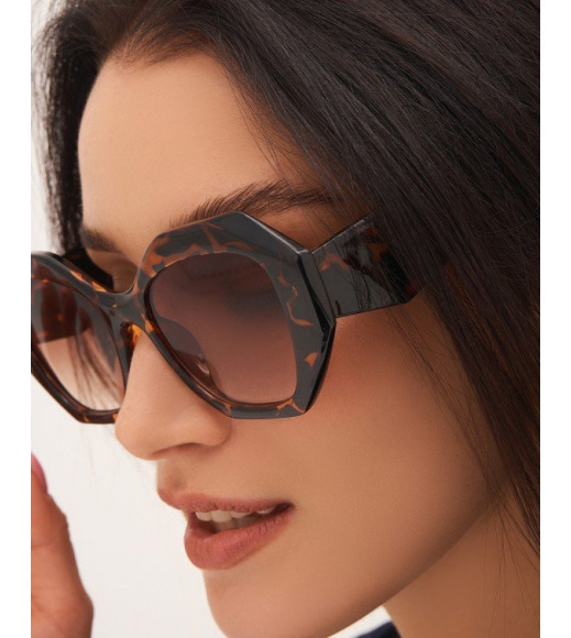 Коричневі сонцезахисні окуляри з великою оправою