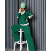 Зеленый свободный костюм с вырезами