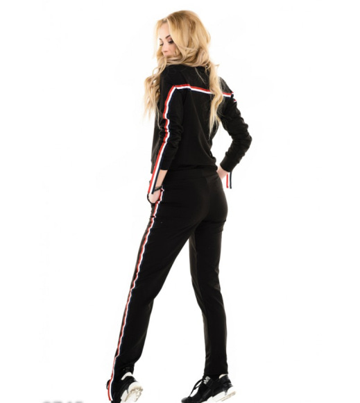 Черный спортивный костюм, отделанный трехцветной тесьмой