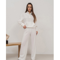 Молочный фактурный костюм с широкими брюками
