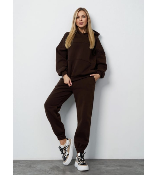 Утепленный свободный костюм темно-коричневого цвета
