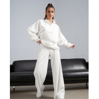 Молочный свободный костюм с фактурной вставкой