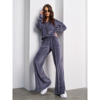 Серый велюровый костюм с разрезами