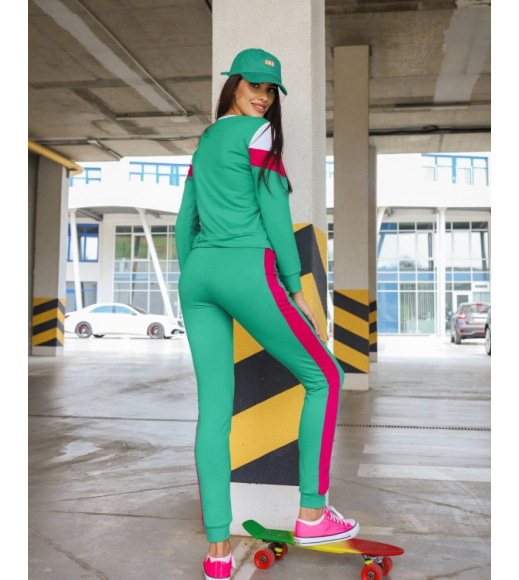 Зеленый спортивный костюм с вставками