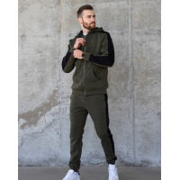 Утепленный костюм цвета хаки с патриотической символикой