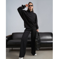 Черный свободный костюм с фактурной вставкой