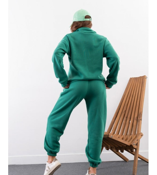 Утепленный зеленый костюм с высоким воротником на кулиске