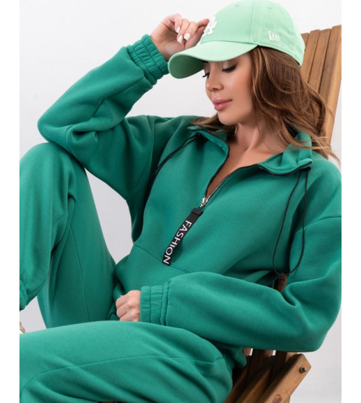 Утепленный зеленый костюм с высоким воротником на кулиске