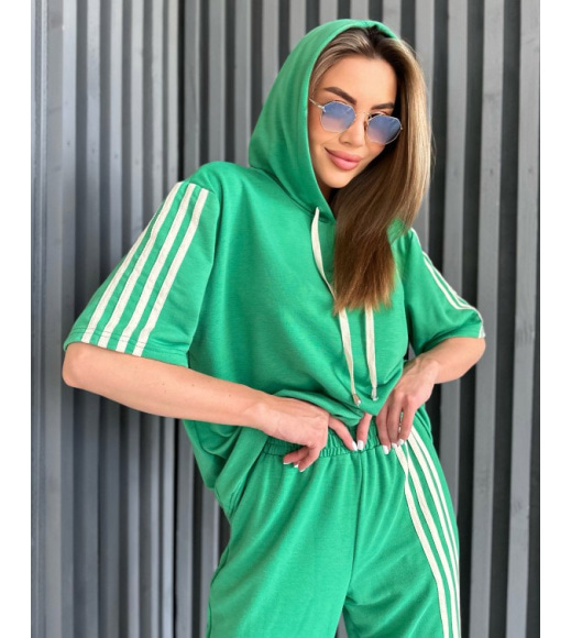Зеленый трикотажный костюм с тесемками