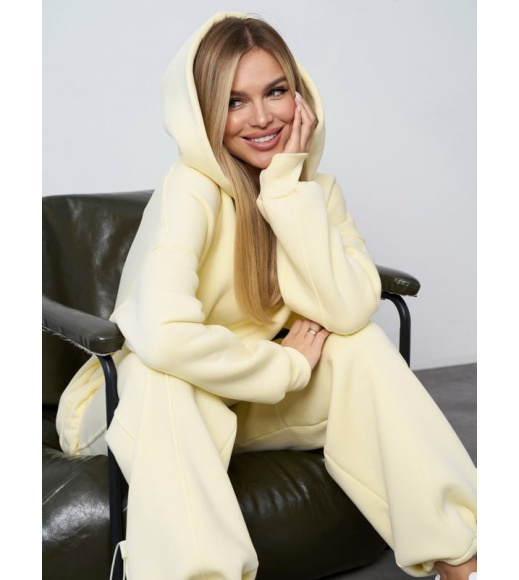 Желтый утепленный костюм свободного кроя
