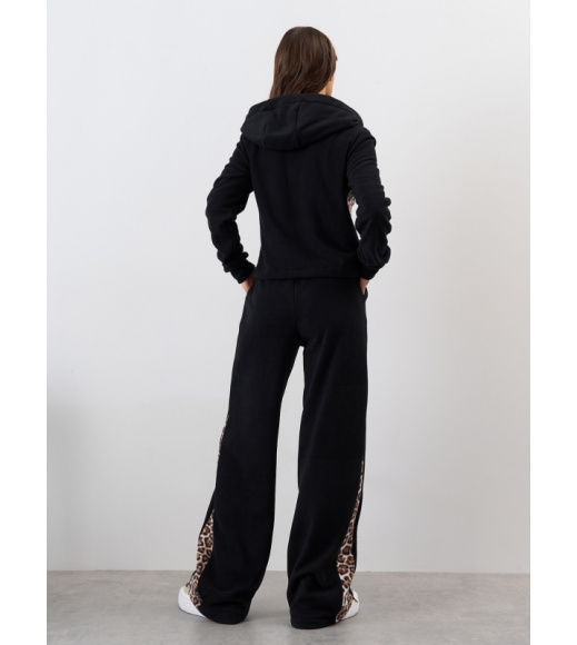Черный флисовый костюм с леопардовыми вставками