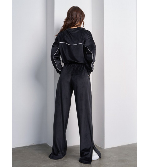 Черный велюровый костюм с разрезами