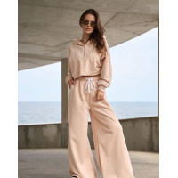 Бежевый трикотажный костюм с укороченной толстовкой