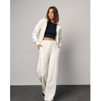 Молочный теплый костюм со стрелками