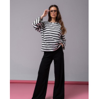 Черно-белый брючный костюм с полосатым принтом