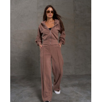 Коричневый теплый костюм со стрелками