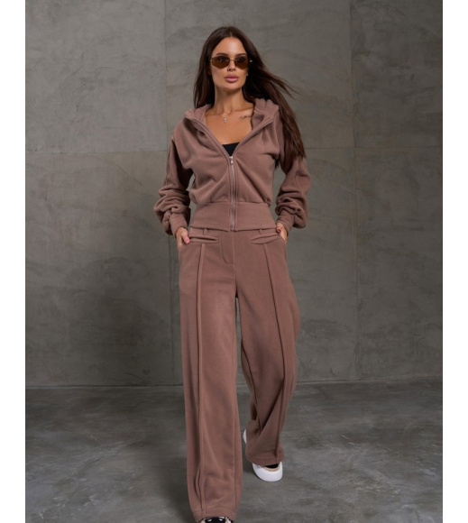 Коричневый теплый костюм со стрелками