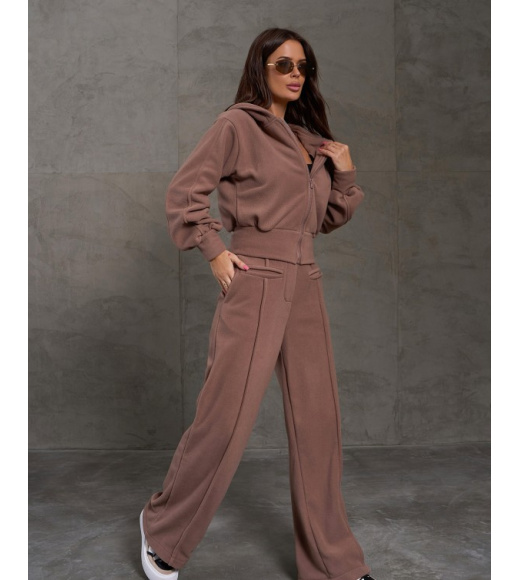 Коричневый теплый костюм со стрелками